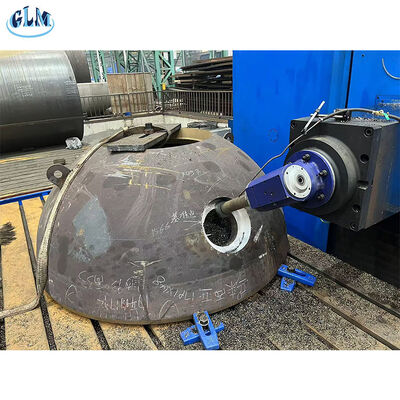 Setelah kepala hemisferik terbentuk, lubang dibor, dan penguatan dilakukan sesuai dengan perhitungan tekanan untuk memastikan kekuatan.